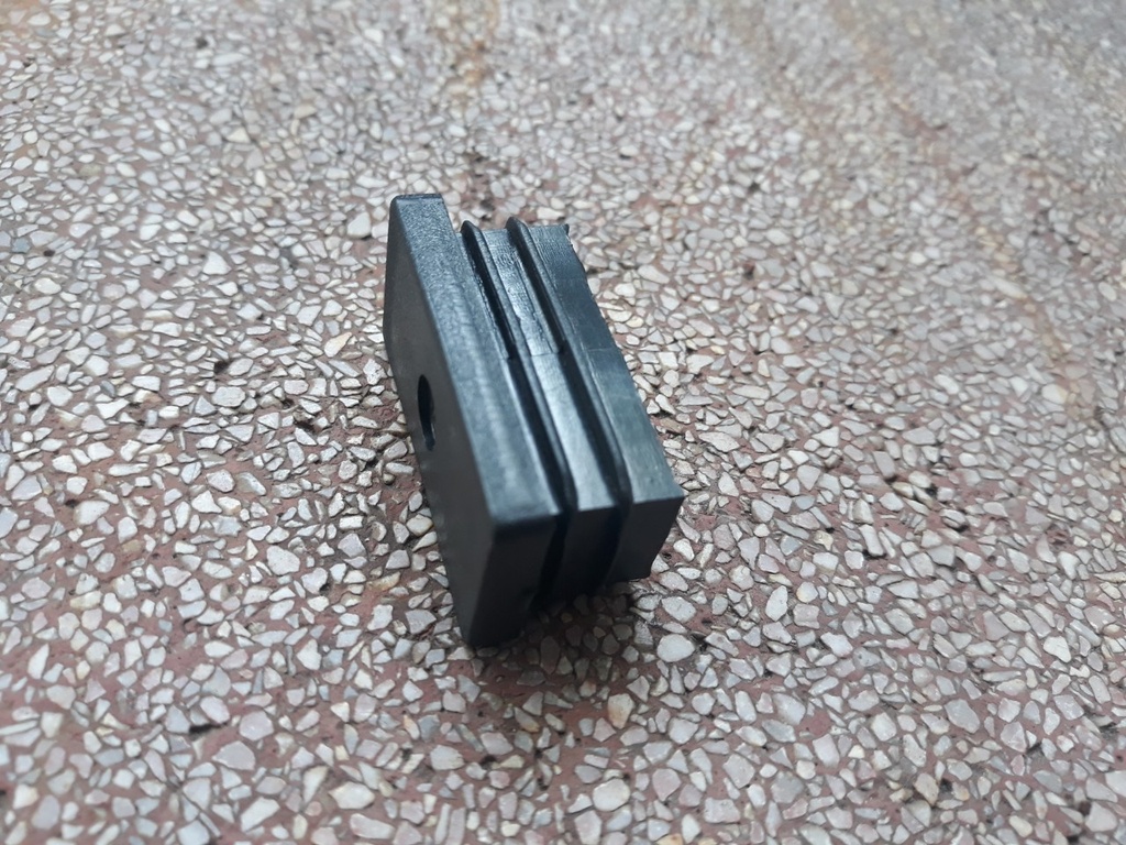[LHS-12716] Bịt nhựa chữ nhật 20×40 có lỗ màu đen LHS-1956