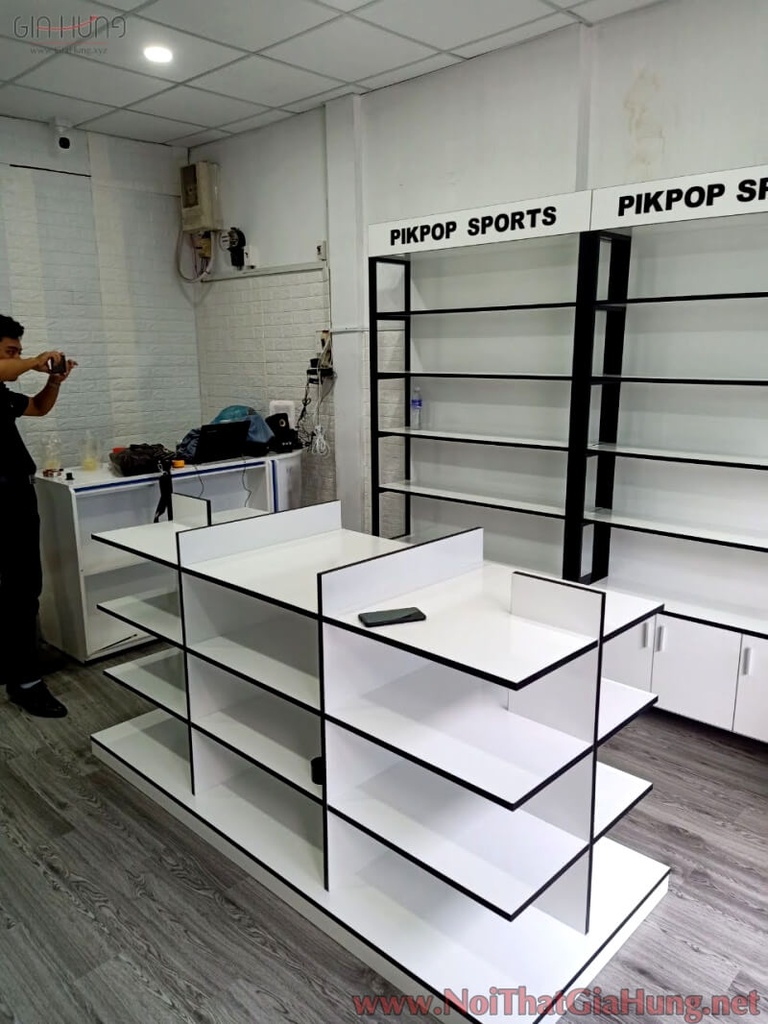 Kệ trưng bày sản phẩm shop thể thao Pik Pop Sports LHS-9565